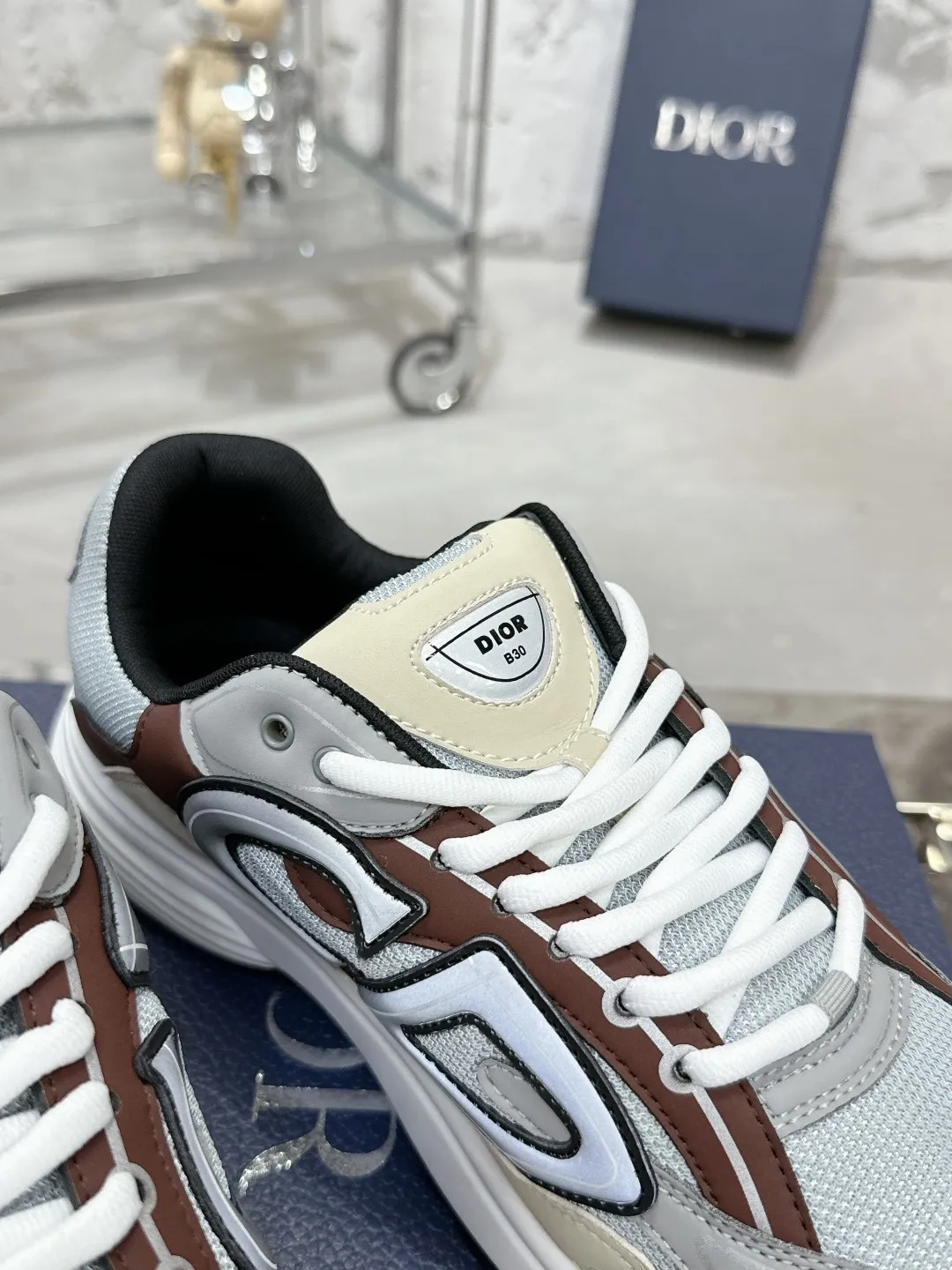 Men's men's shoes 💰600❤️❤️❤️High version Dior Dior's latest color matching B30 series reflective dad sneakers original 17380💰 purchased for development and production Brand new B30 sneakers Dad Shoes style shoes that follow the trend of the retro market The Dior logo on the tongue also indicates that this pair of shoes is the B30 model! B30 uses fine-textured leather and mesh cloth materials to form a shoe body. There are conspicuous letters CD on both sides of the shoe body to indicate identity. Many lines on the shoe body outline details to make the shoes look less monotonous and full of retro flavor. The delivery counter is exquisitely packaged🛍📦 ▪️Fabric: Original customized technical fabric + mesh ▪️Inner lining: Customized breathable lining ▪️Outsole: Original molded IP foam + TPU outsole ▪️Sole thickness: 3.5CM ▪️Size: Women’s size 35-40 / Men’s size 39-46